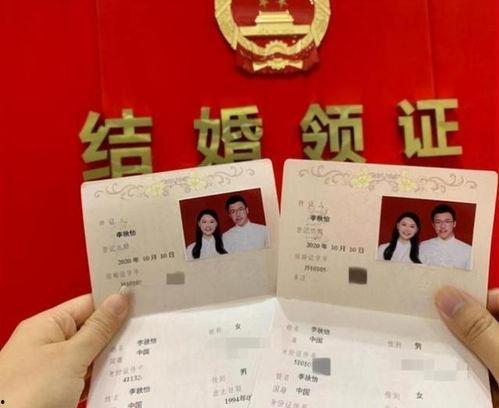 刘大锤最新爆料两对情侣偷偷领证,两对情侣低调领证，甜蜜爱情悄然绽放
